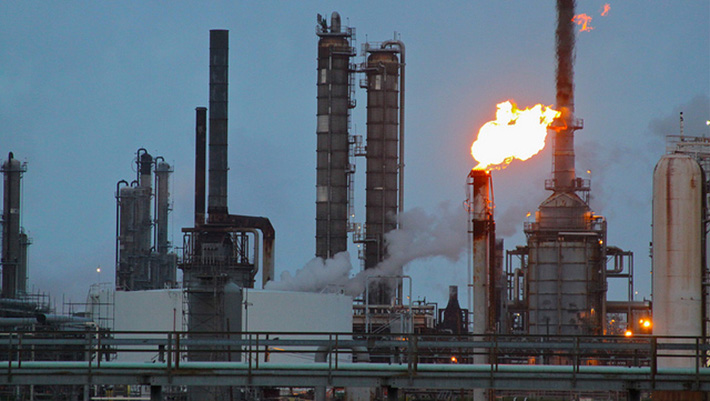 Flaring at Shell Deer Park Refinery, Deer Park TX, located on the Houston Ship Channel. (Roy Luck/Flickr/Creative Commons).