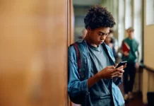 Survey Reveals U.S. Teens Reducing Social Media Use Over Mental Health Worries
